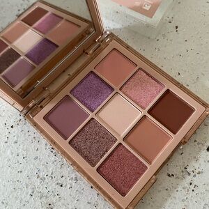 HUDA BEAUTY Nude Light Eyeshadow Palette